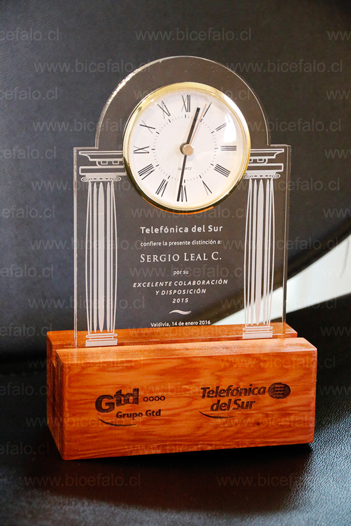 Trofeo Acrílico madera con reloj 80 mm embutido