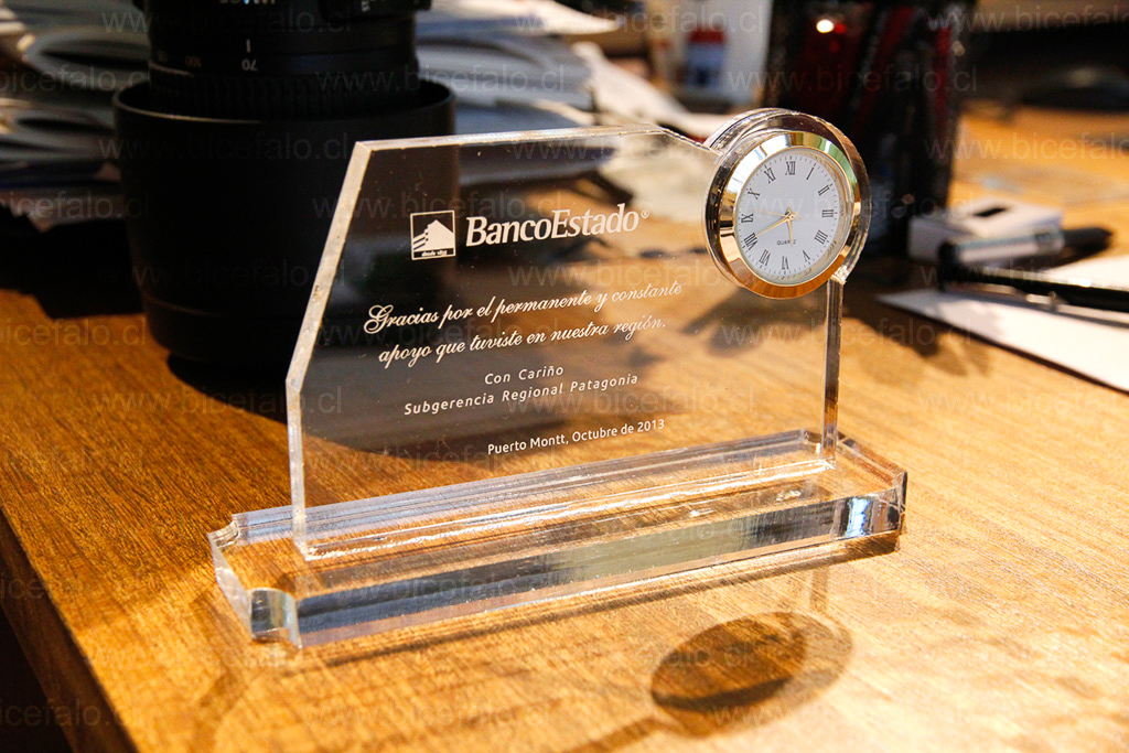 Trofeo acrilico con reloj embutido